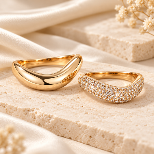 Bague Éline dorée à deux courbes, finition lisse et pavée scintillante, fond ivoire