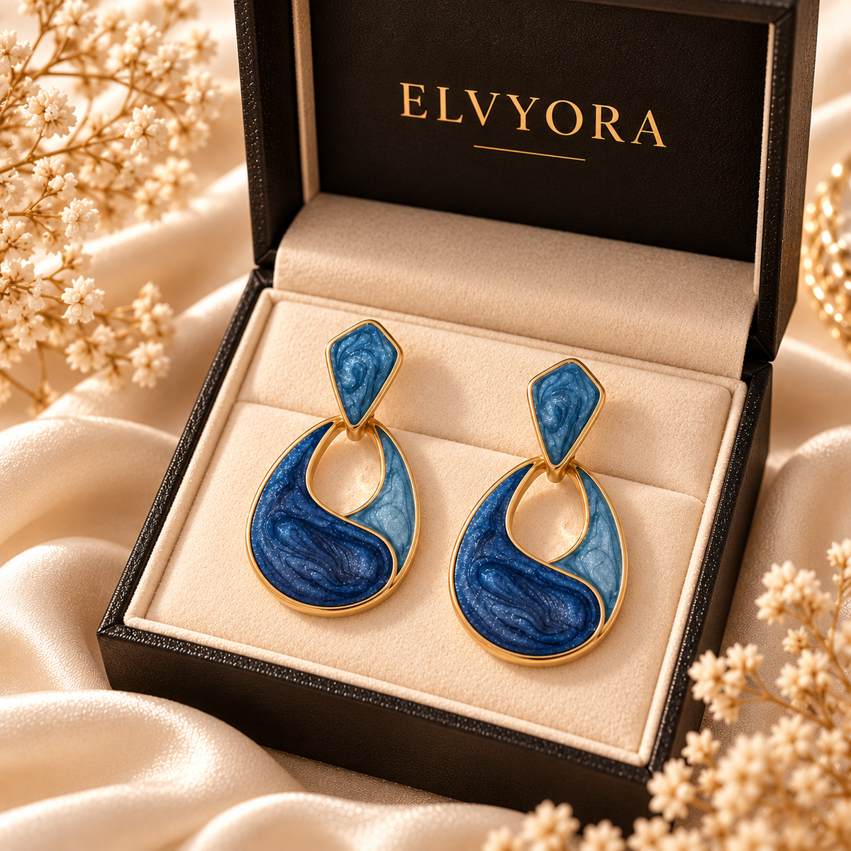 Mise en scène illustrative des boucles Maélys en coffret noir marqué ELVYORA