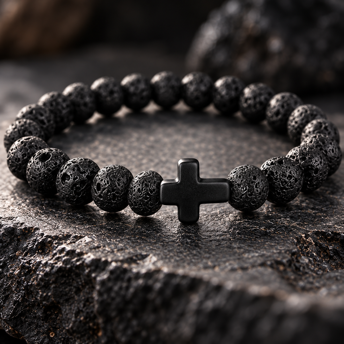 Gros plan bracelet noir homme perles poreuses et croix noire centrale