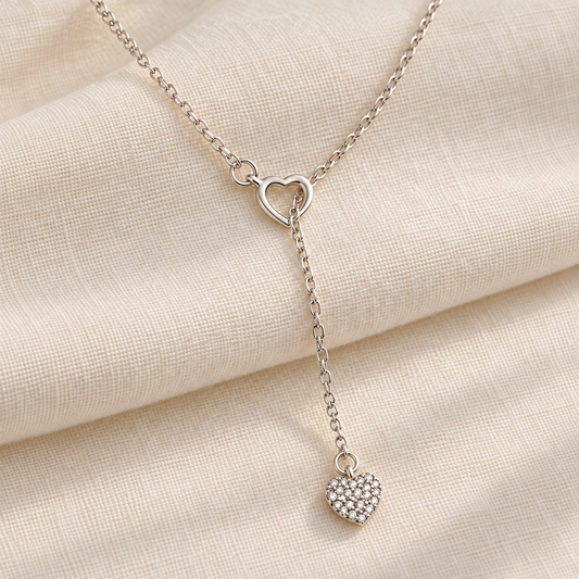 Détail du cœur ajouré, de la chaîne pendante et du cœur décoré du collier Éloïse