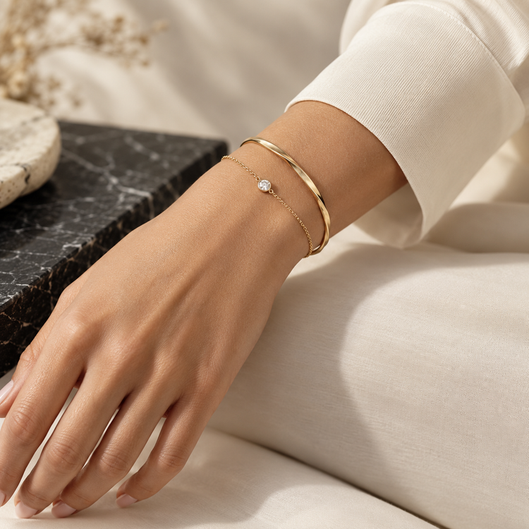 Femme portant deux bracelets contemporains