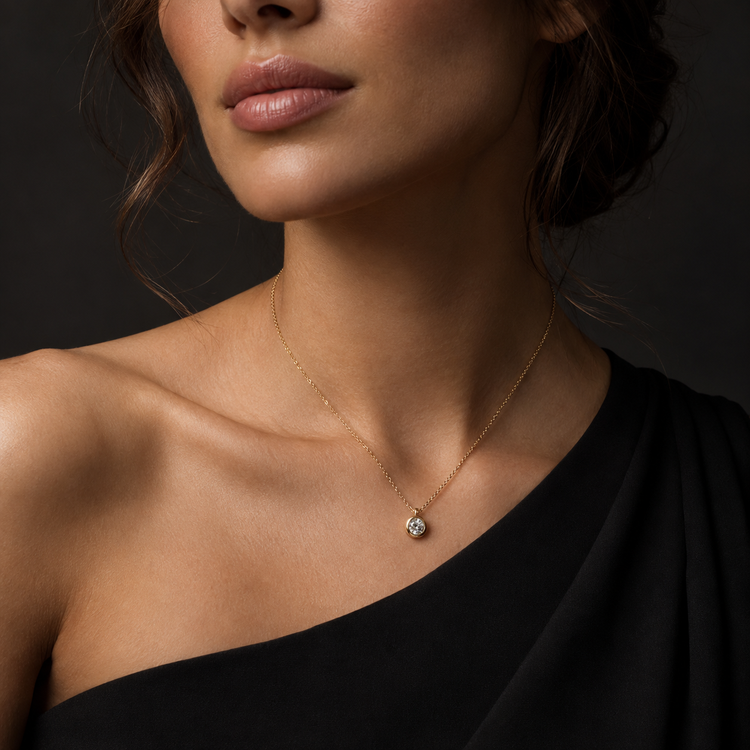 Femme portant un collier contemporain délicat