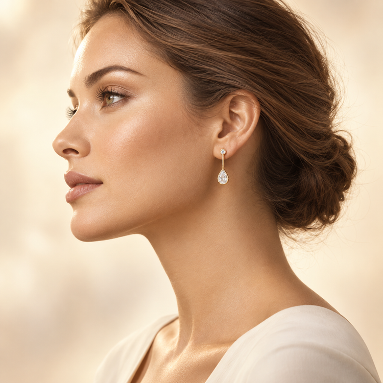 Femme de profil portant des boucles d’oreilles contemporaines