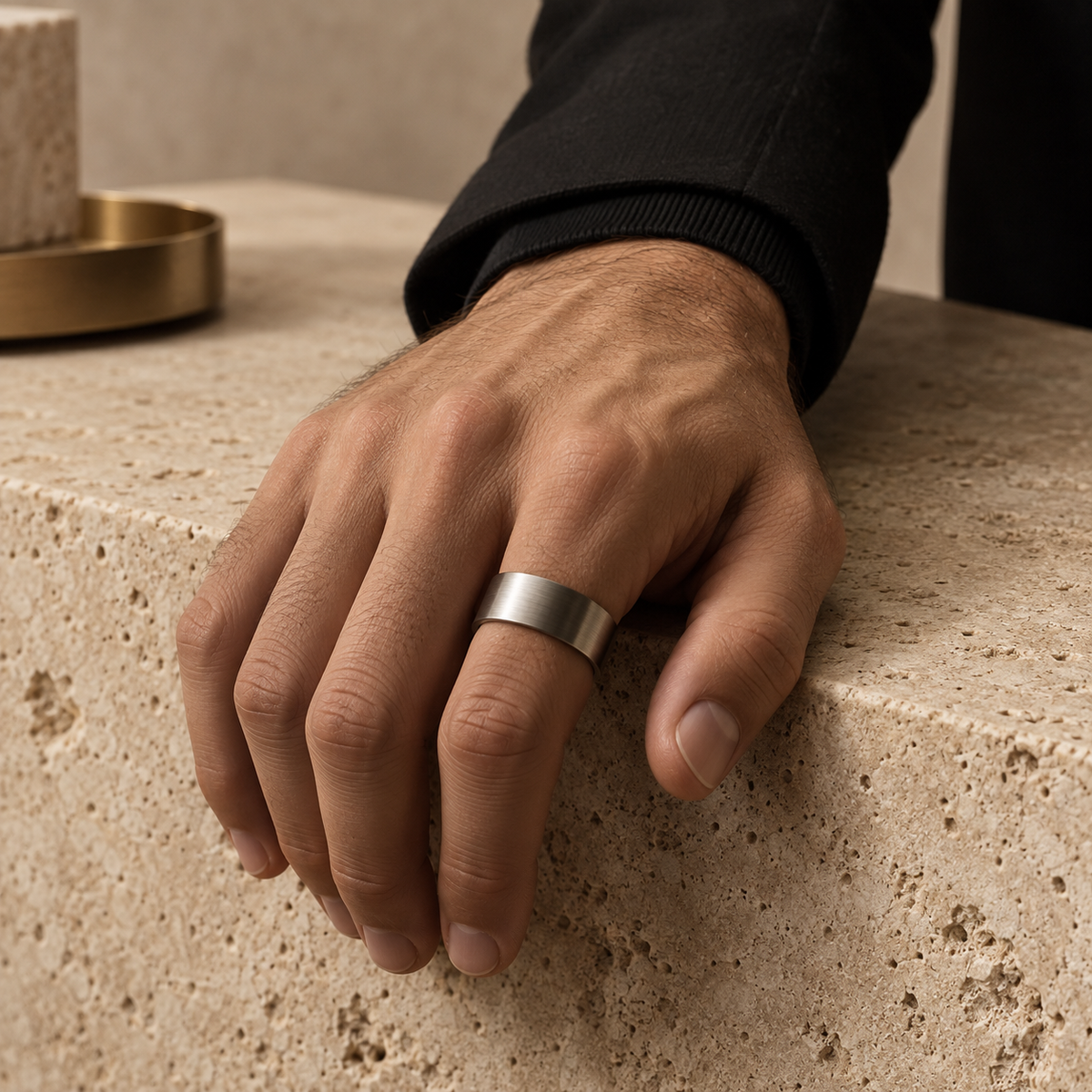 Bague homme en acier brossé portée à la main