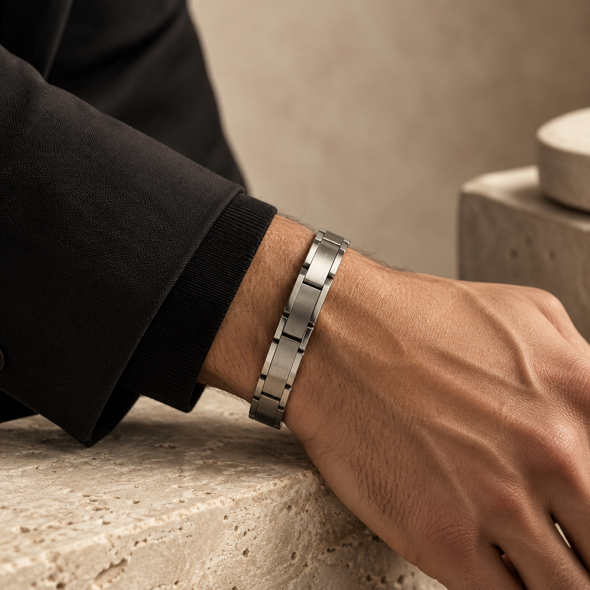 Bracelet homme en acier porté au poignet