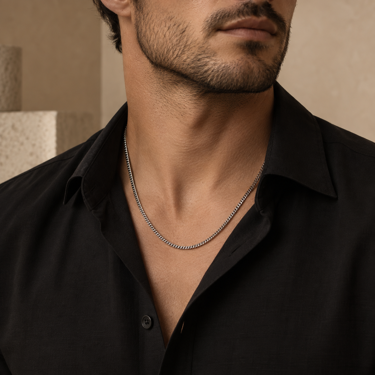 Collier homme en acier porté avec une chemise noire