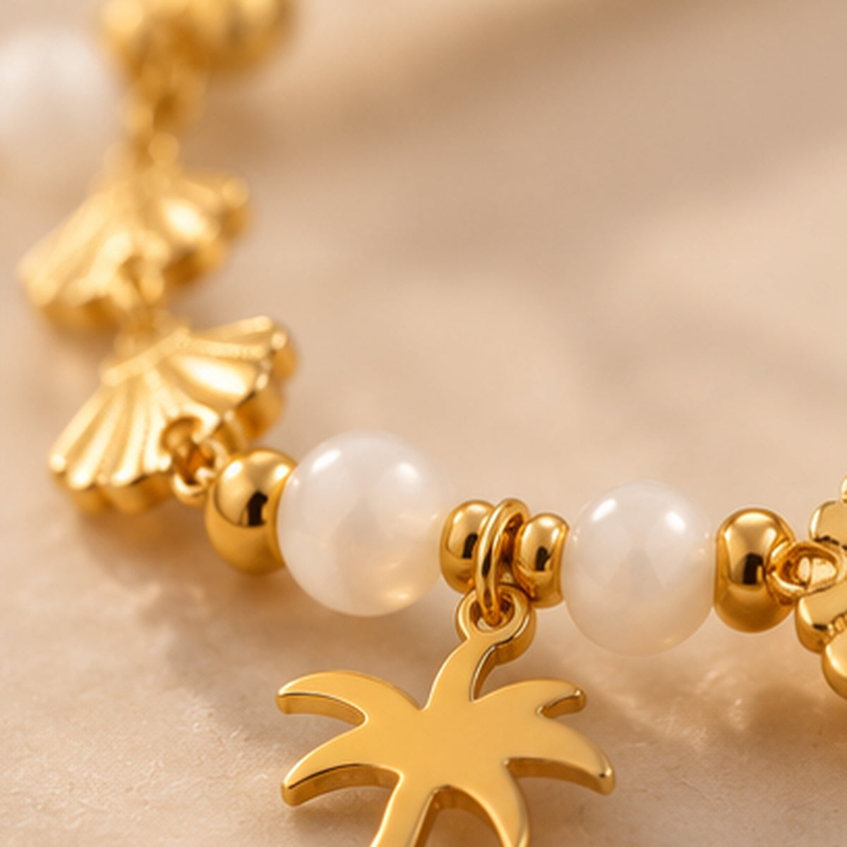 Bracelet Naïa – Coquillages & Palmier Doré
