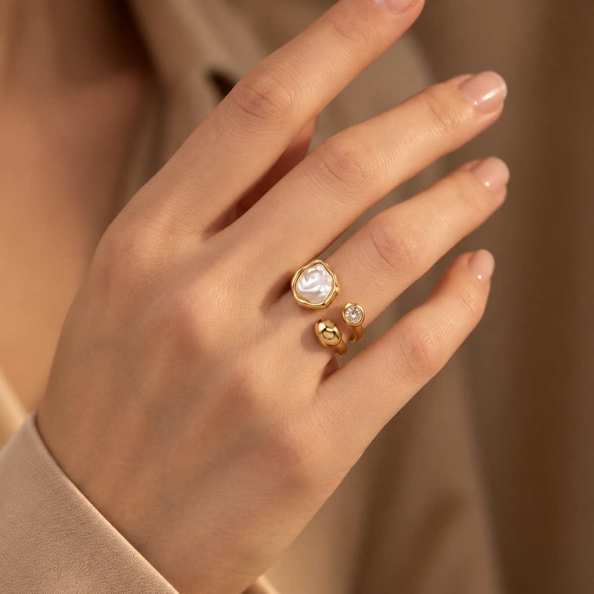 Bague Nacréa Trio portée correctement par une femme
