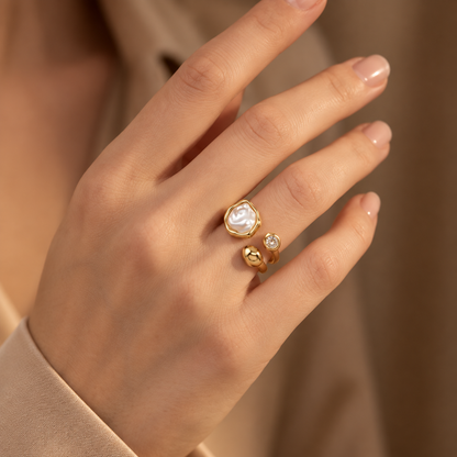 Bague Nacréa Trio portée correctement par une femme