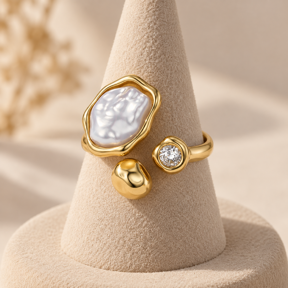 Bague Nacréa Trio correctement placée autour d’un présentoir conique