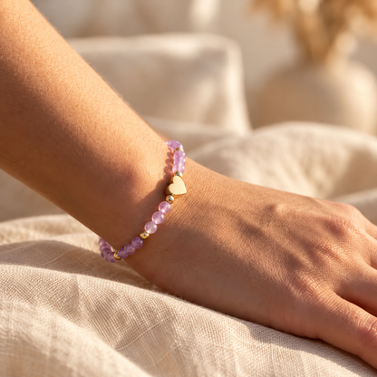 Bracelet Amélia Cœur à perles violettes et détails dorés porté au poignet