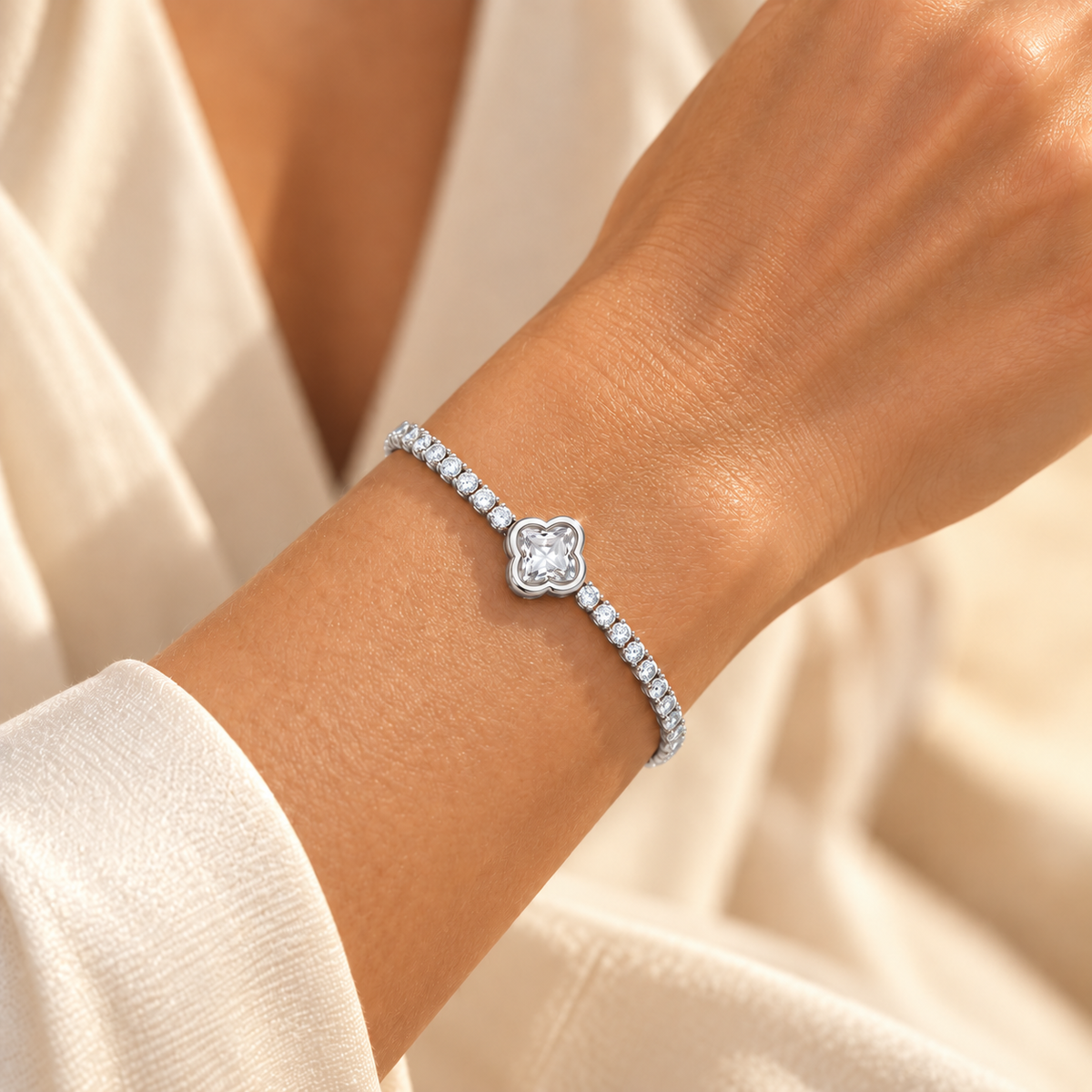 Bracelet Luméra Trèfle Argent porté au poignet