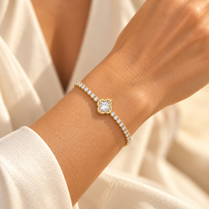 Bracelet Luméra Trèfle Or porté au poignet