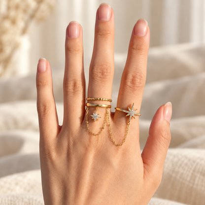 Bagues Astréa Constellation — Or — portées sur une main de femme