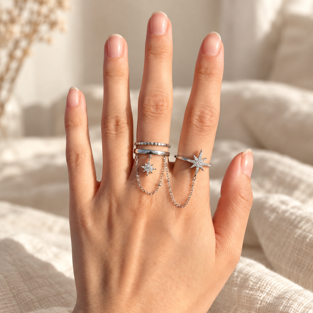 Bagues Astréa Constellation — Argent — portées sur une main de femme