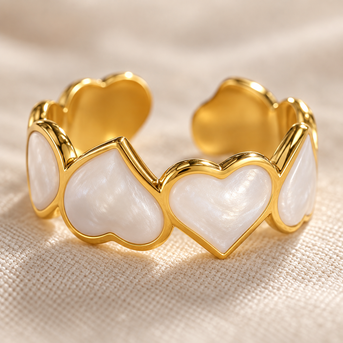 Détail des cœurs blancs alternés et de la finition dorée de la bague Célina