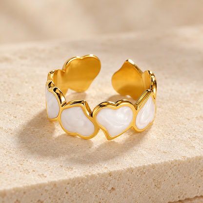 Bague Célina dorée à cœurs blancs à effet nacré, vue de face