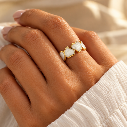 Bague Célina dorée à cœurs blancs portée à la main