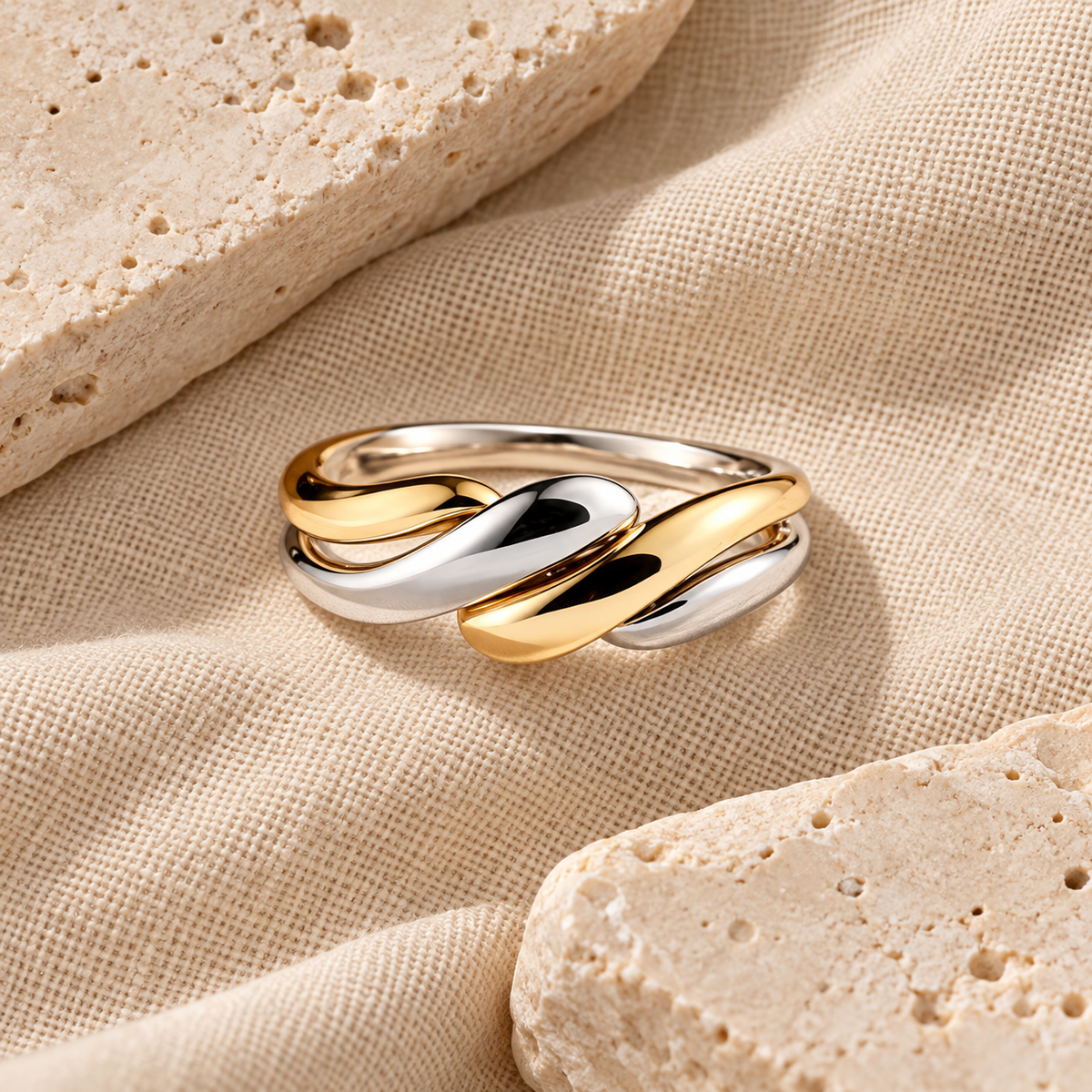 Bague Ondéa aux lignes ondulées sur du lin beige