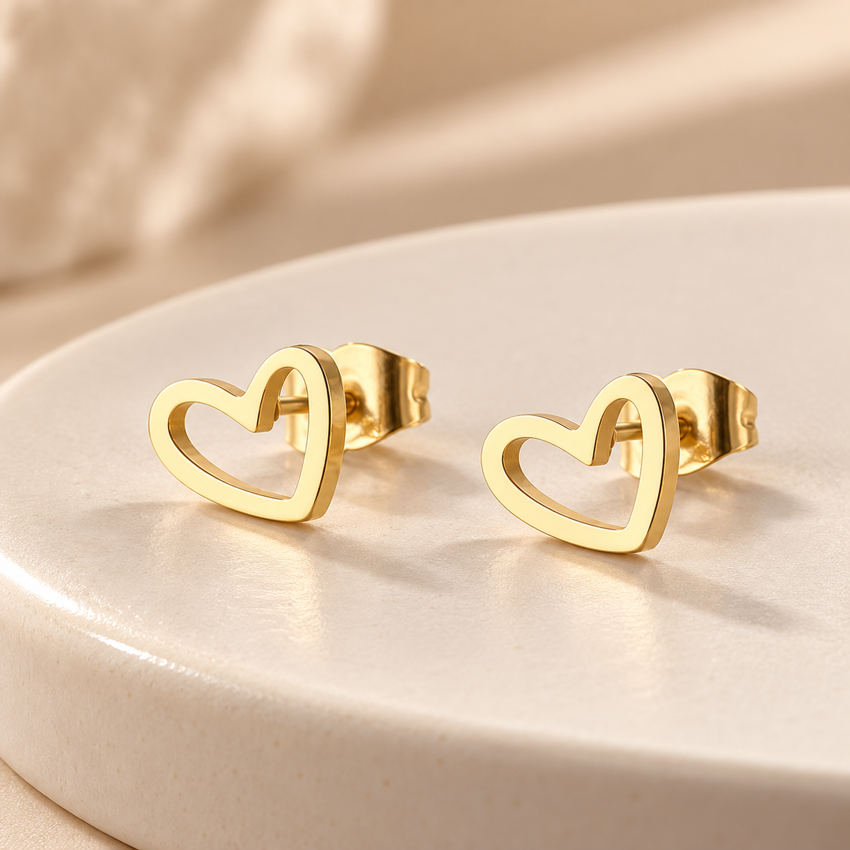 Paire de boucles Amélie en acier inoxydable 316, petits cœurs ajourés dorés