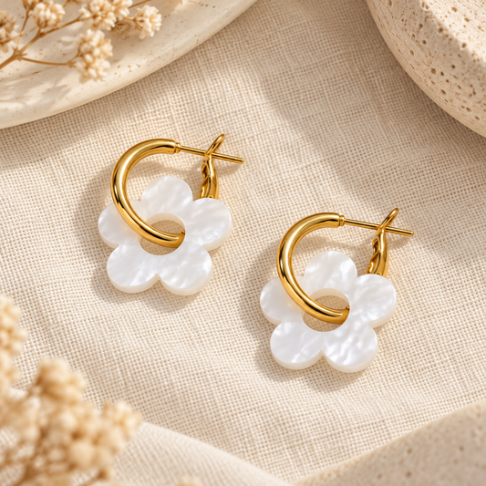 Paire de boucles Florine blanches sur du lin beige