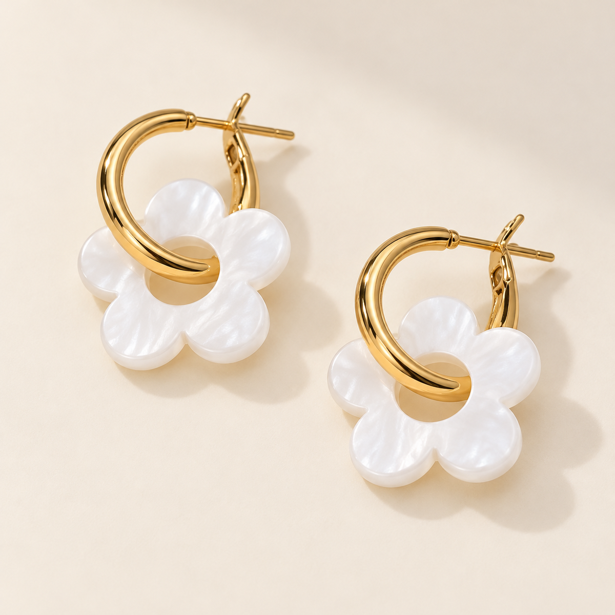 Boucles Florine blanches en acrylique à effet nacré et créoles dorées