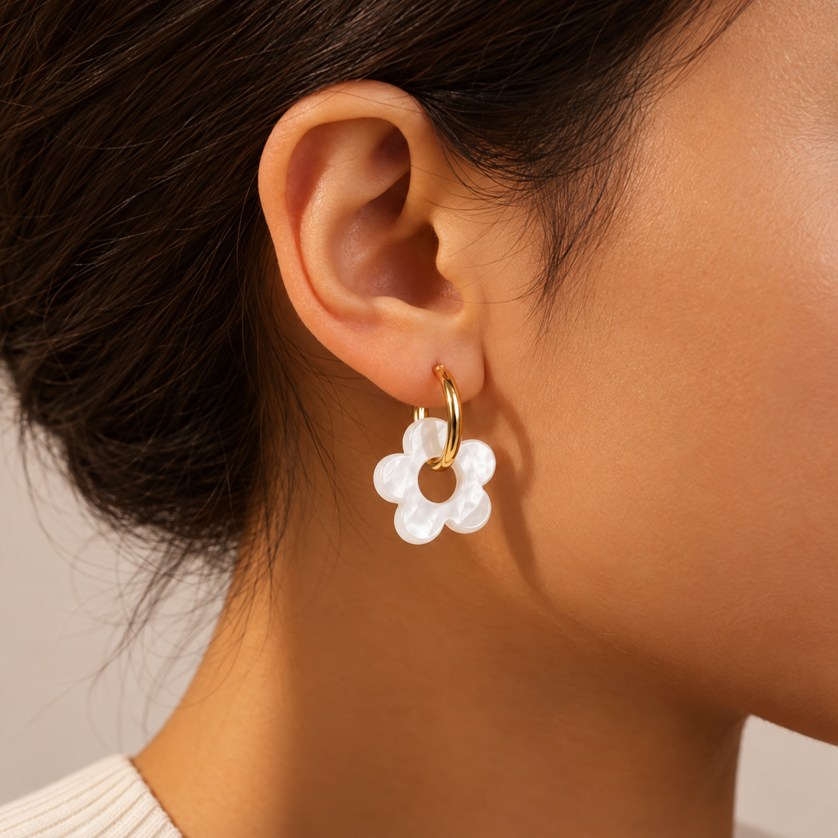 Boucle Florine fleur blanche à cinq pétales portée à l’oreille