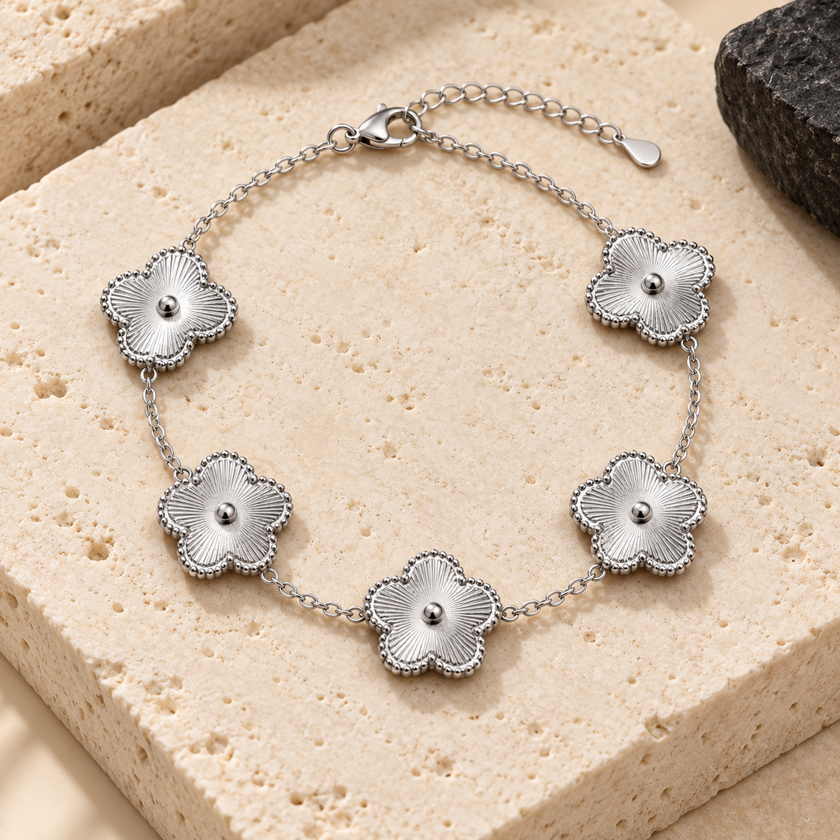 Bracelet Éclat de Trèfle argenté, cinq fleurs gravées