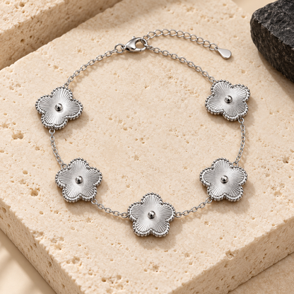 Bracelet Éclat de Trèfle argenté, cinq fleurs gravées