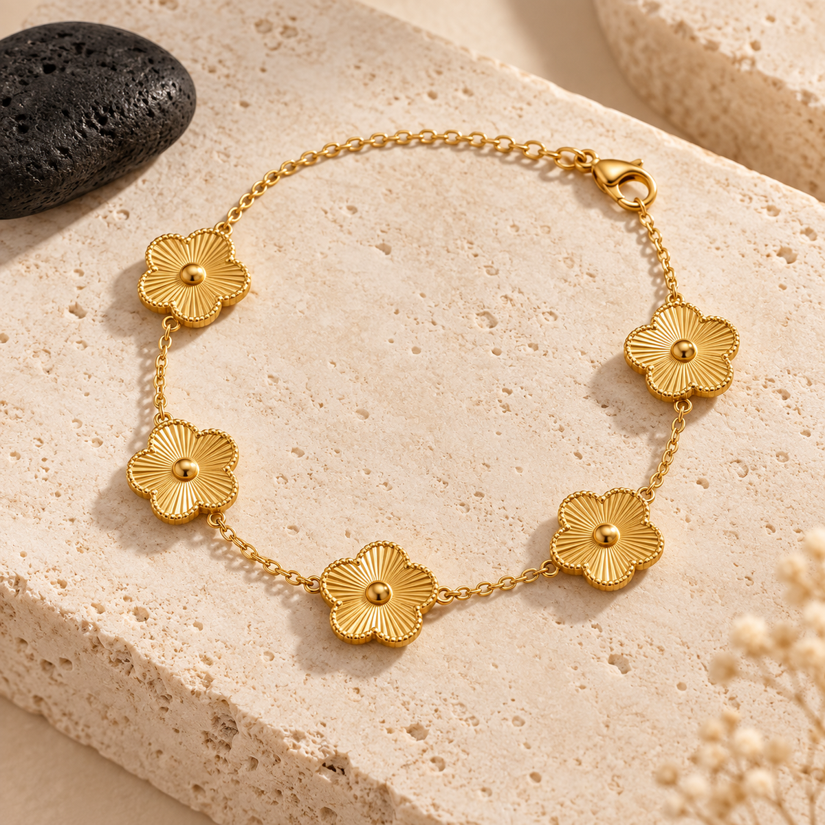 Bracelet Éclat de Trèfle doré, cinq fleurs gravées
