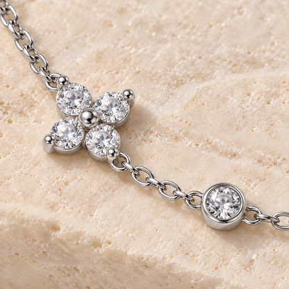 Détail du bracelet Floréa Éclat argenté et de ses cristaux