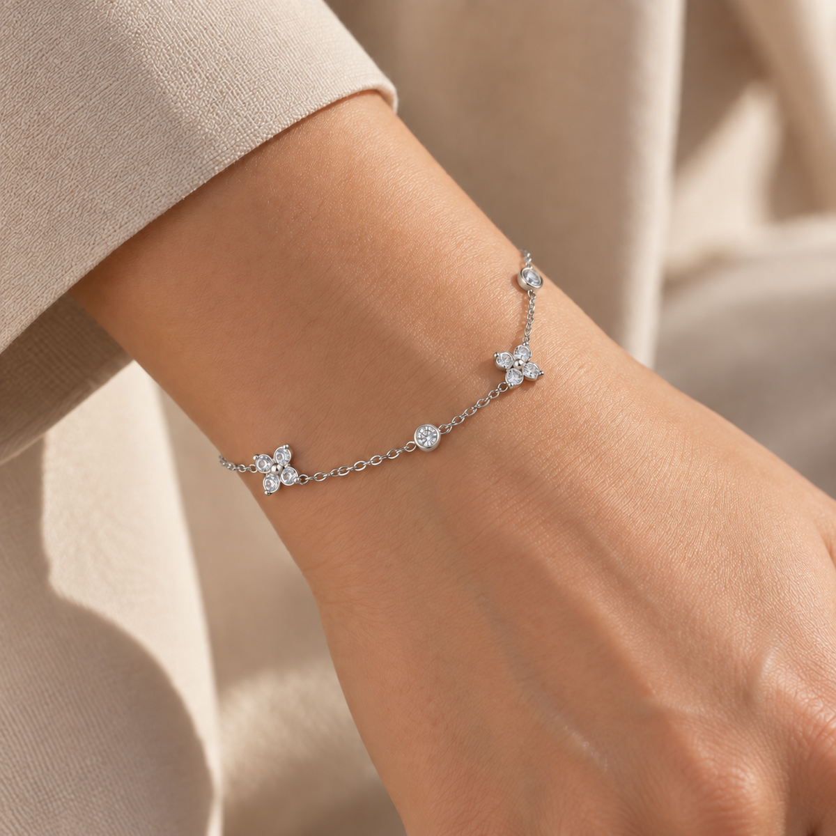 Bracelet Floréa Éclat argenté porté au poignet