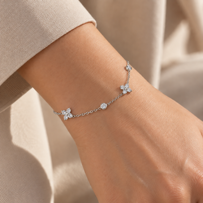 Bracelet Floréa Éclat argenté porté au poignet