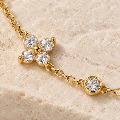 Détail fleur et cristal du bracelet Floréa Éclat