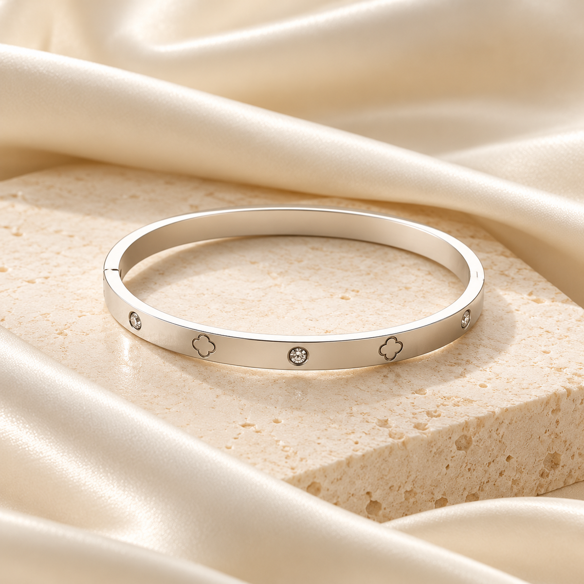 Bracelet jonc Céliane argenté en acier inoxydable, motifs trèfle