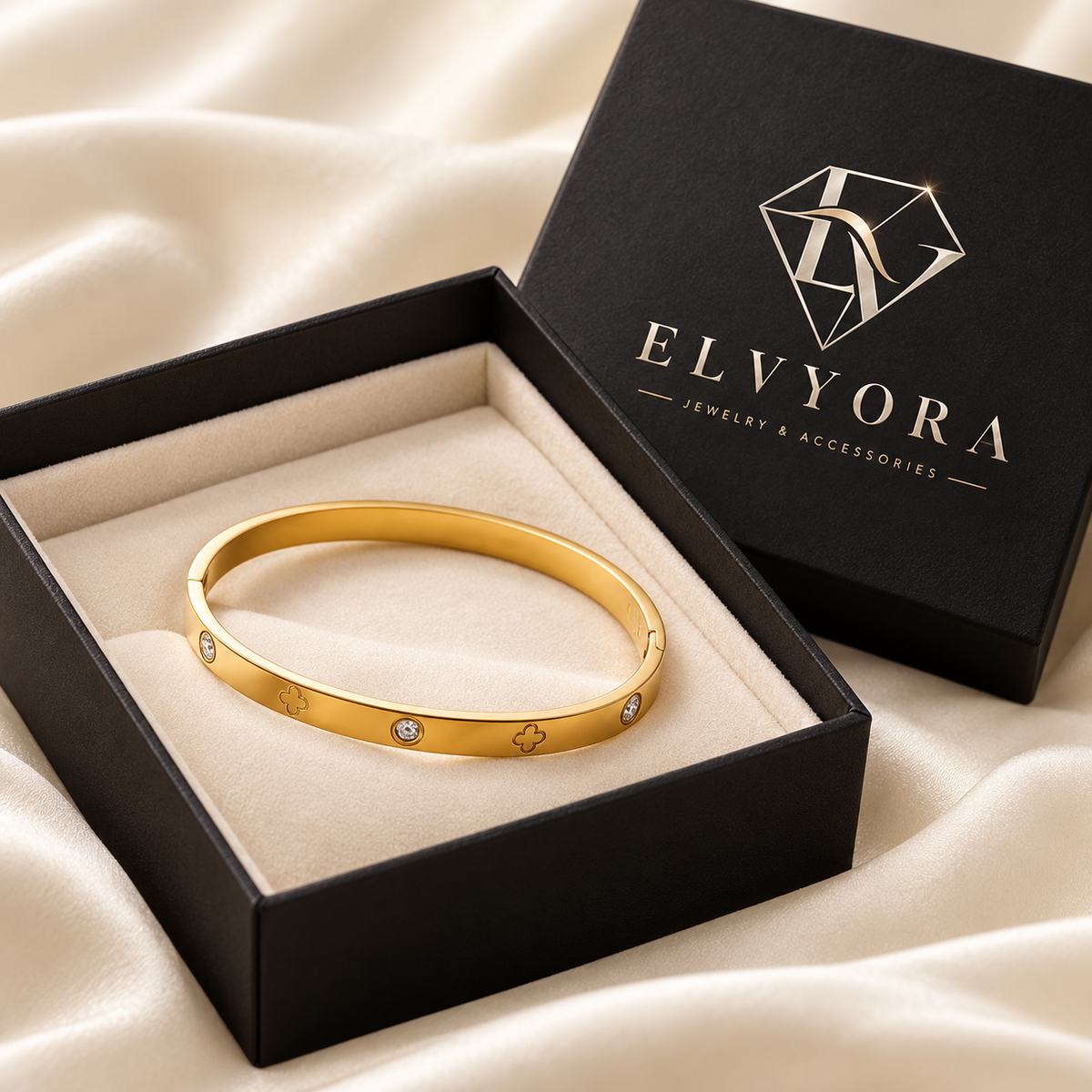 Mise en scène du bracelet Céliane doré dans un écrin noir au logo Elvyora