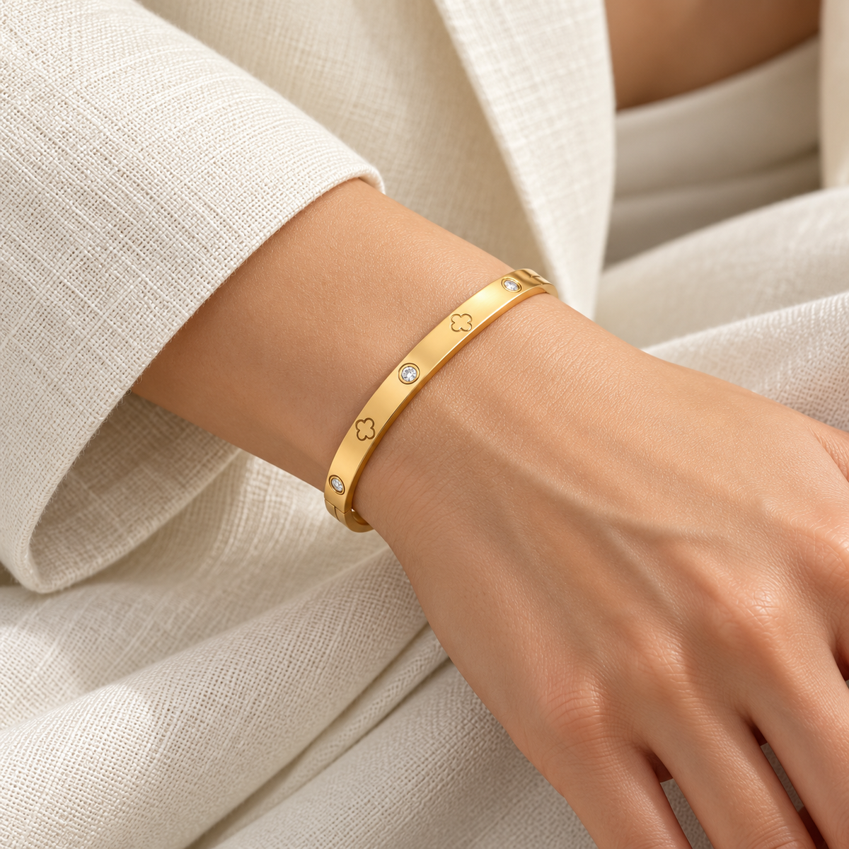 Bracelet Céliane doré porté au poignet d’une femme