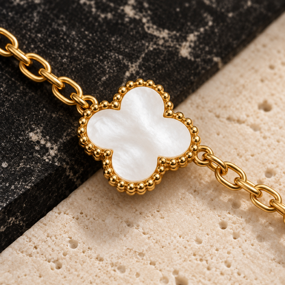 Détail du motif trèfle blanc nacré et de la chaîne dorée