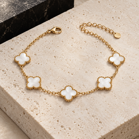 Bracelet doré à cinq trèfles blancs nacrés