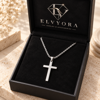 Collier Gabriel croix argentée — mise en scène dans un écrin Elvyora