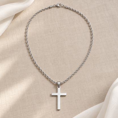 Collier Gabriel croix argentée — vue à plat sur lin beige