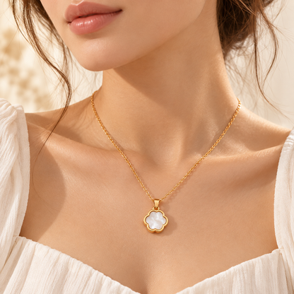 Collier femme Maëlya trèfle blanc nacré porté – ELVYORA