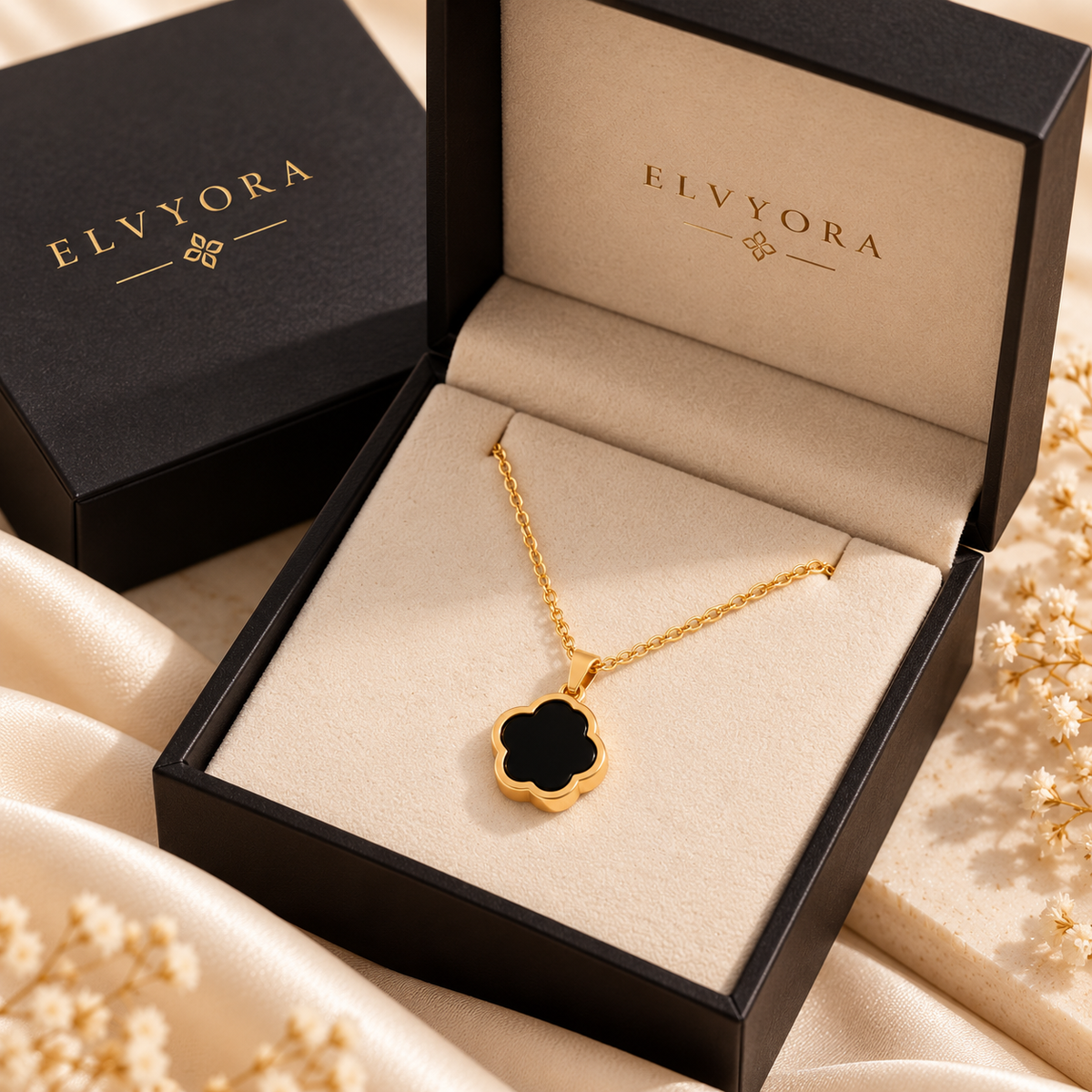 Présentation d'ambiance du collier Maëlya noir dans un coffret ELVYORA