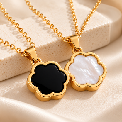 Détail des pendentifs trèfle noir et blanc et finition dorée – ELVYORA