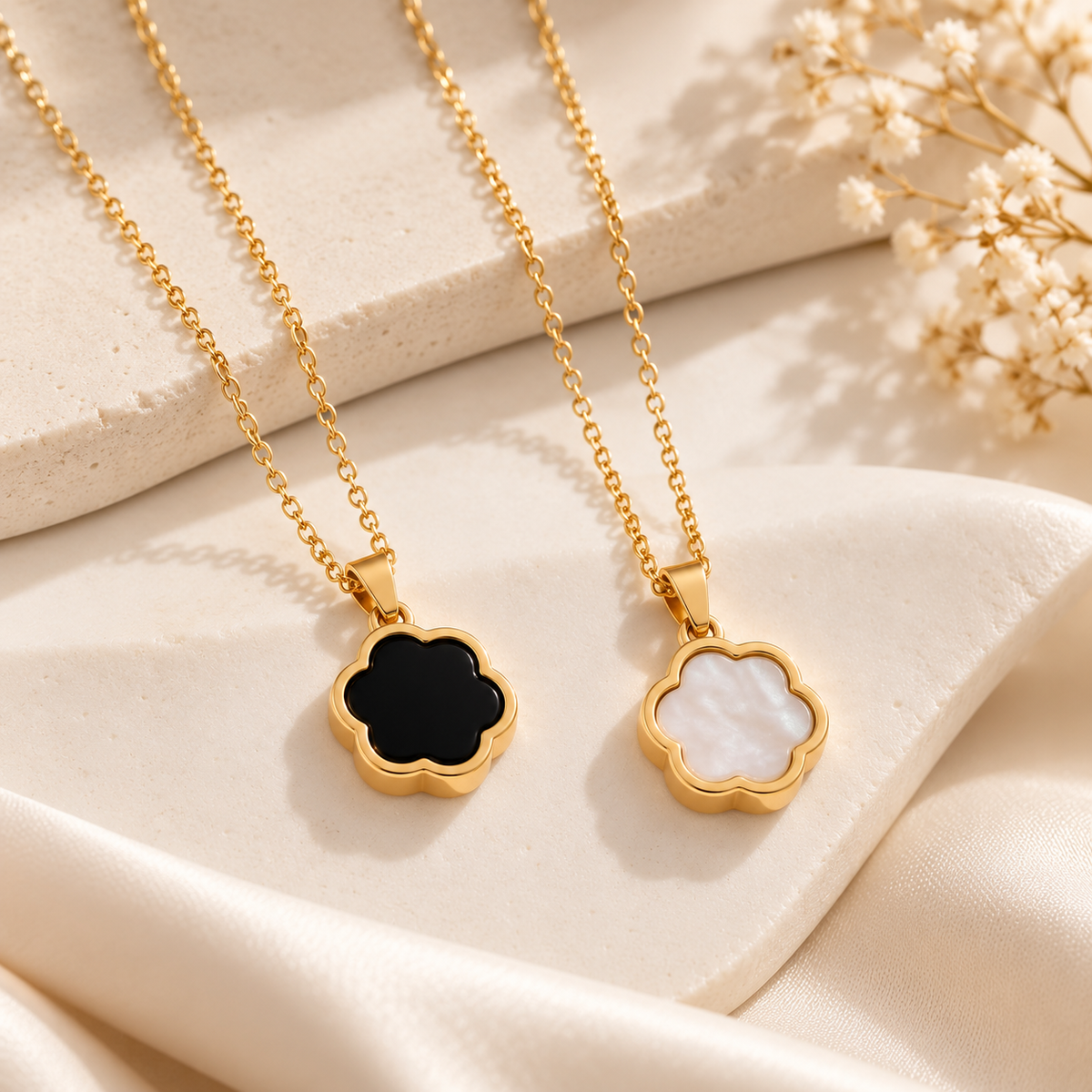 Collier Maëlya doré avec pendentif trèfle noir ou blanc – ELVYORA