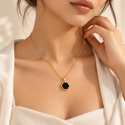 Collier femme Maëlya trèfle noir porté – ELVYORA