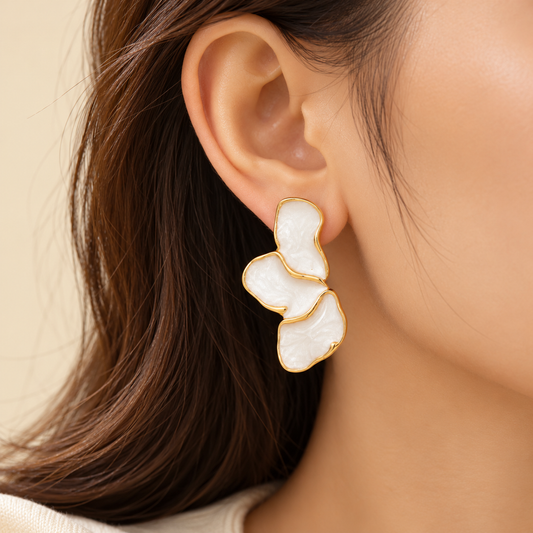 Boucle d’oreille Ondélia dorée et nacrée portée à l'oreille