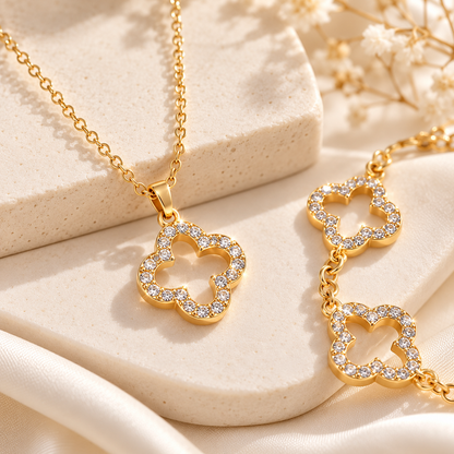 Détails du collier et du bracelet Lyséa, motifs trèfles dorés à strass transparents